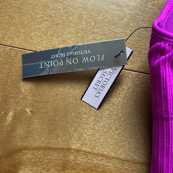 NWT Victoria Secret Sports Bra - Picture 3 of 7